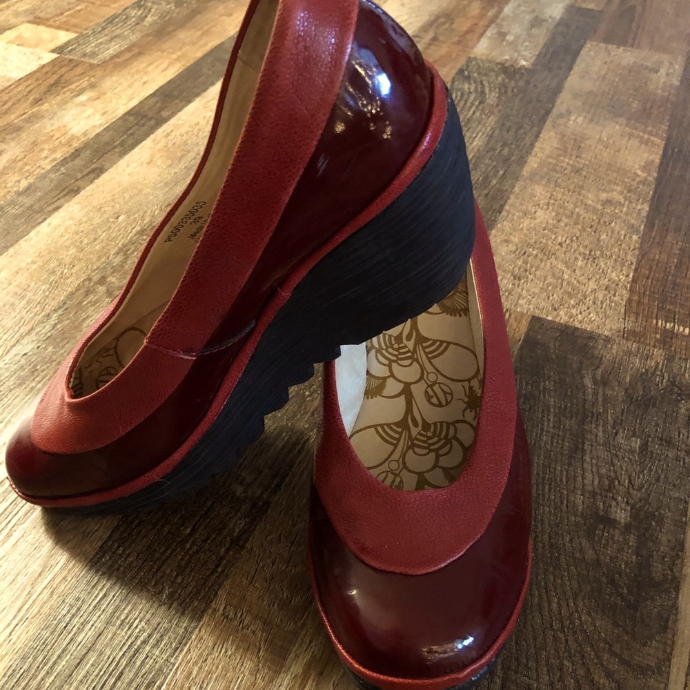 Fly London 2-toned red shoes. Black rubber sole. Adorable. In very good shape.